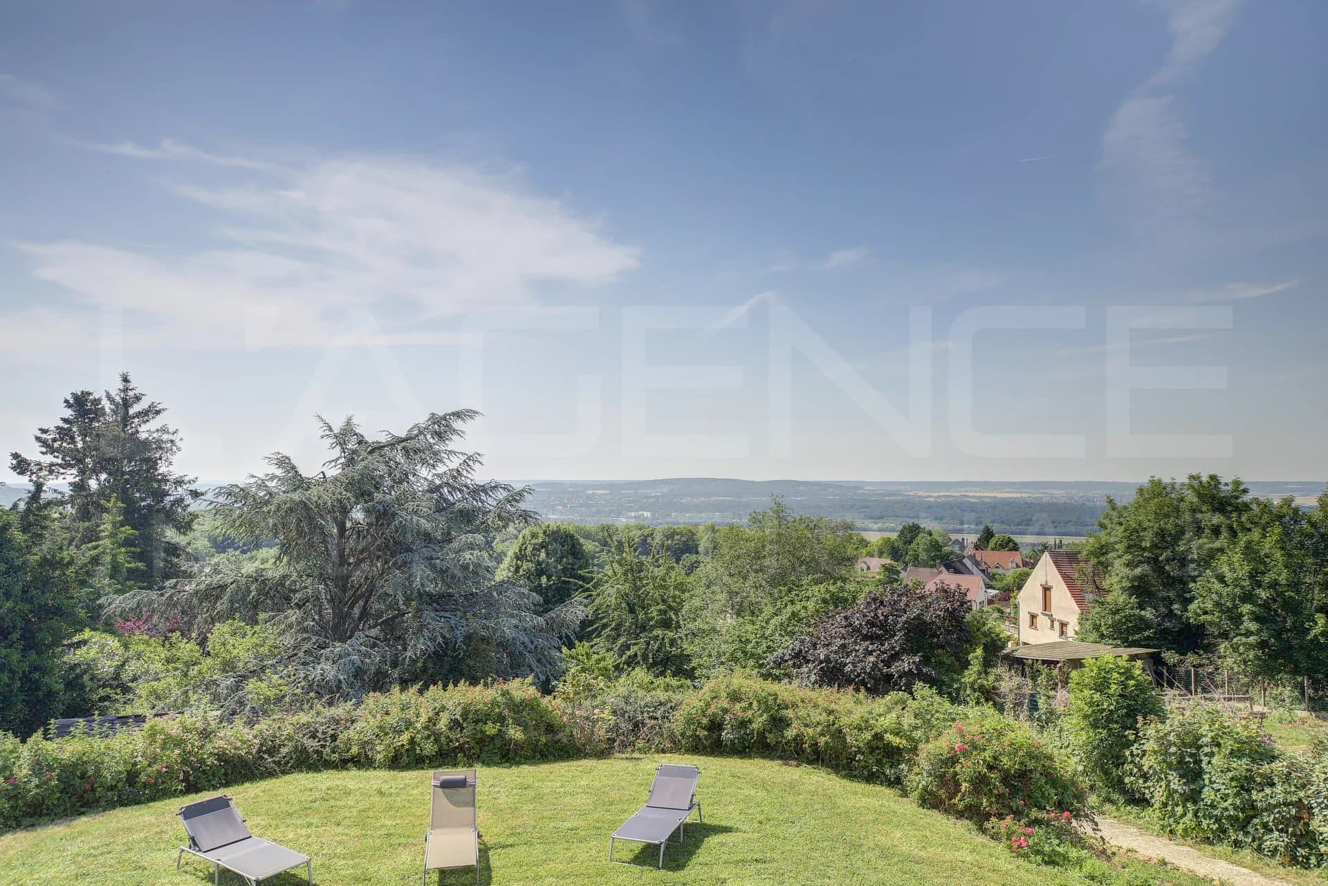 MAISON FAMILIALE AVEC VUE PANORAMIQUE ET PISCINE - Image 15