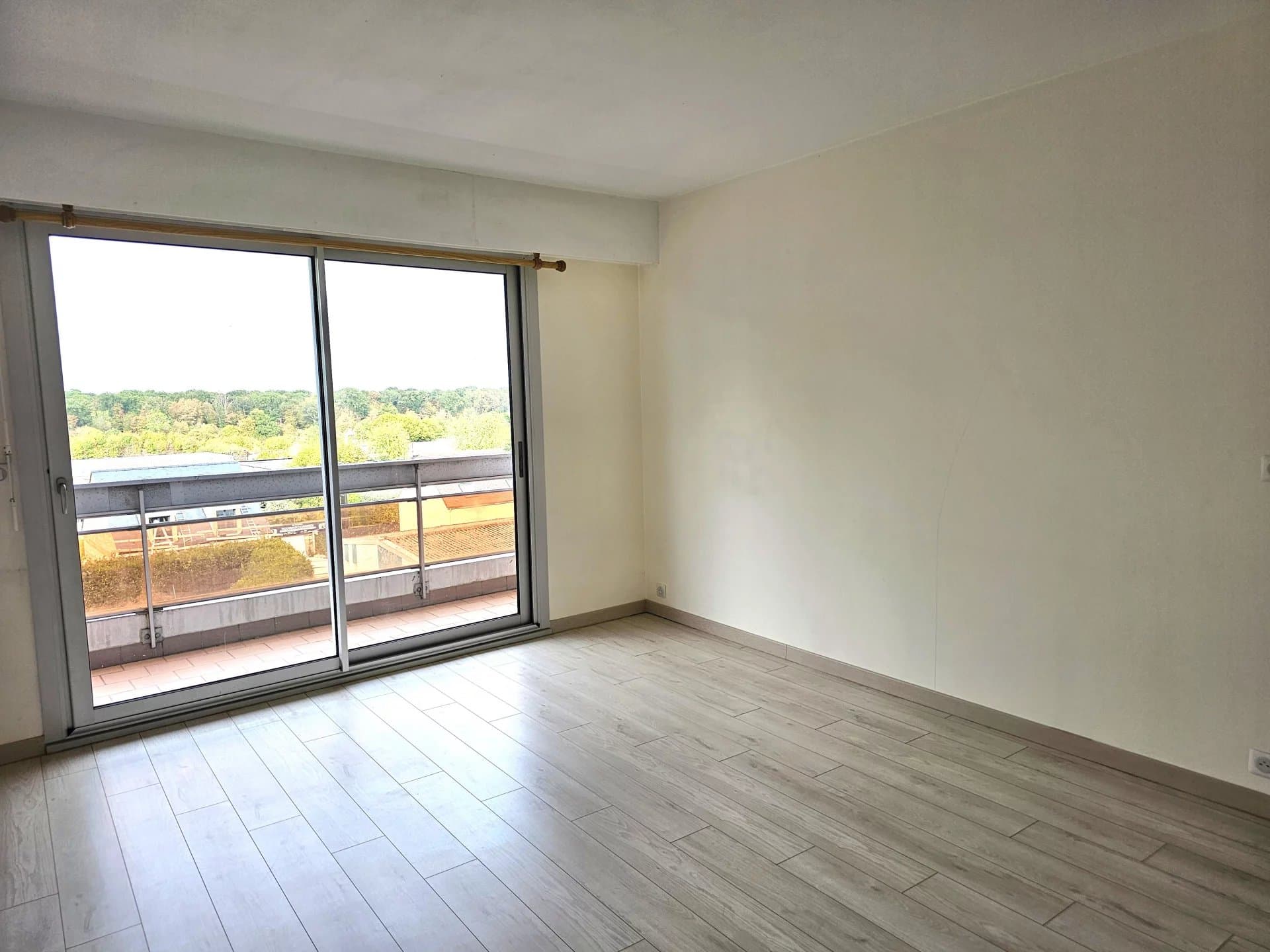CHAMBOURCY APPARTEMENT F3 AVEC VUE DEGAGEE - Image 2