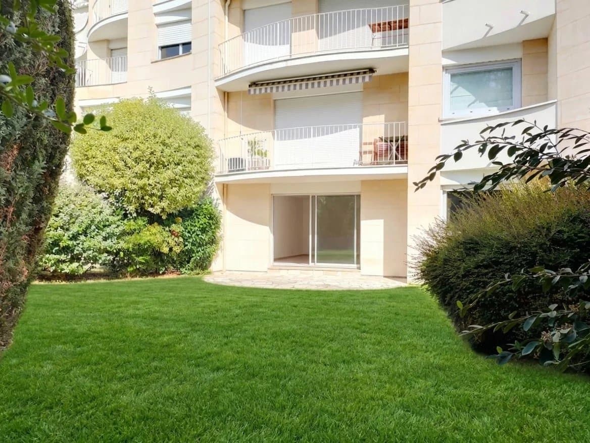APPARTEMENT AVEC JARDIN PRIVATIF, CAVES ET PARKING - Image 1