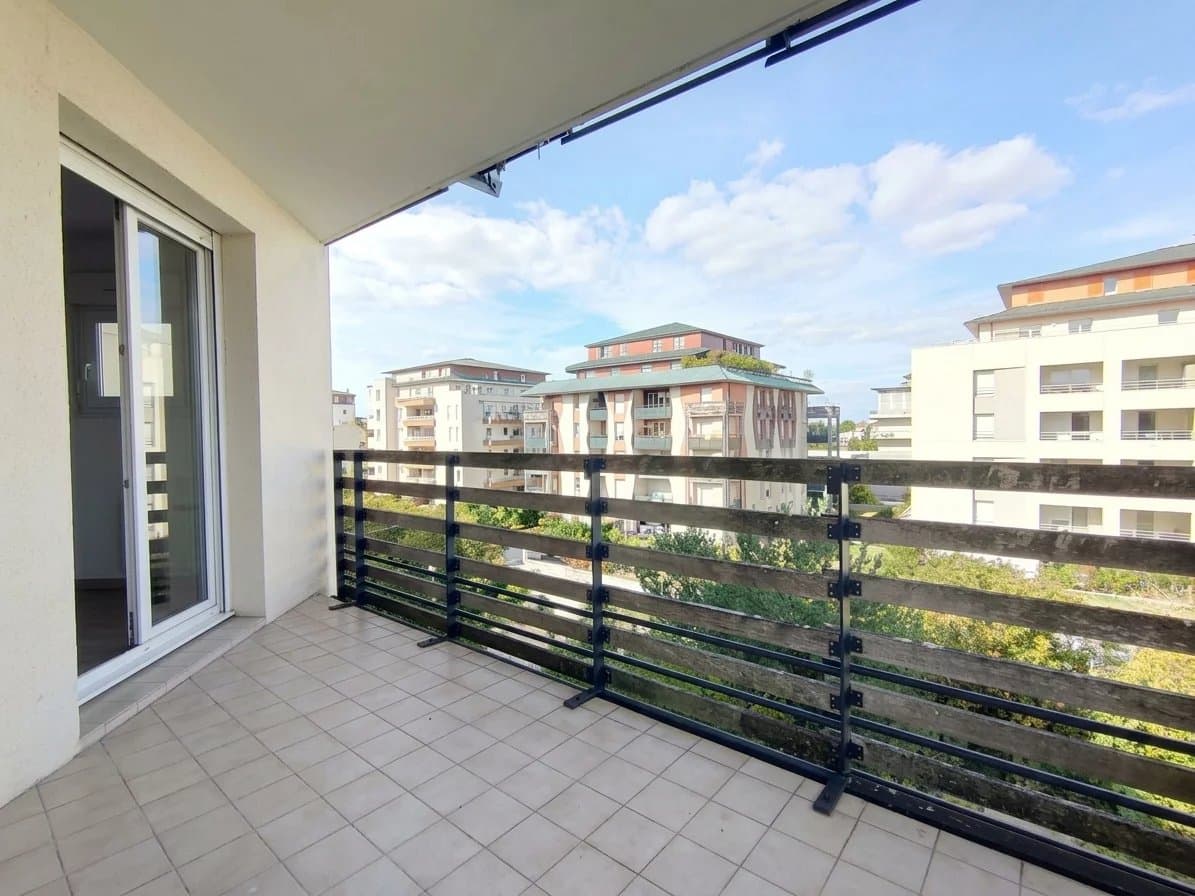 APPARTEMENT 3 PIECES AVEC ASCENSEUR, TERRASSE ET PARKING - Image 4