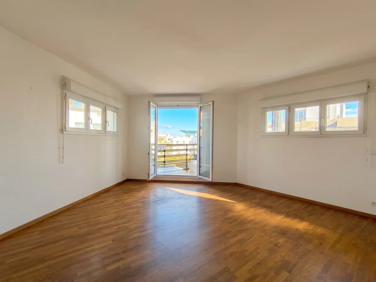 APPARTEMENT 3 PIECES AVEC ASCENSEUR, TERRASSE ET PARKING - Image 3