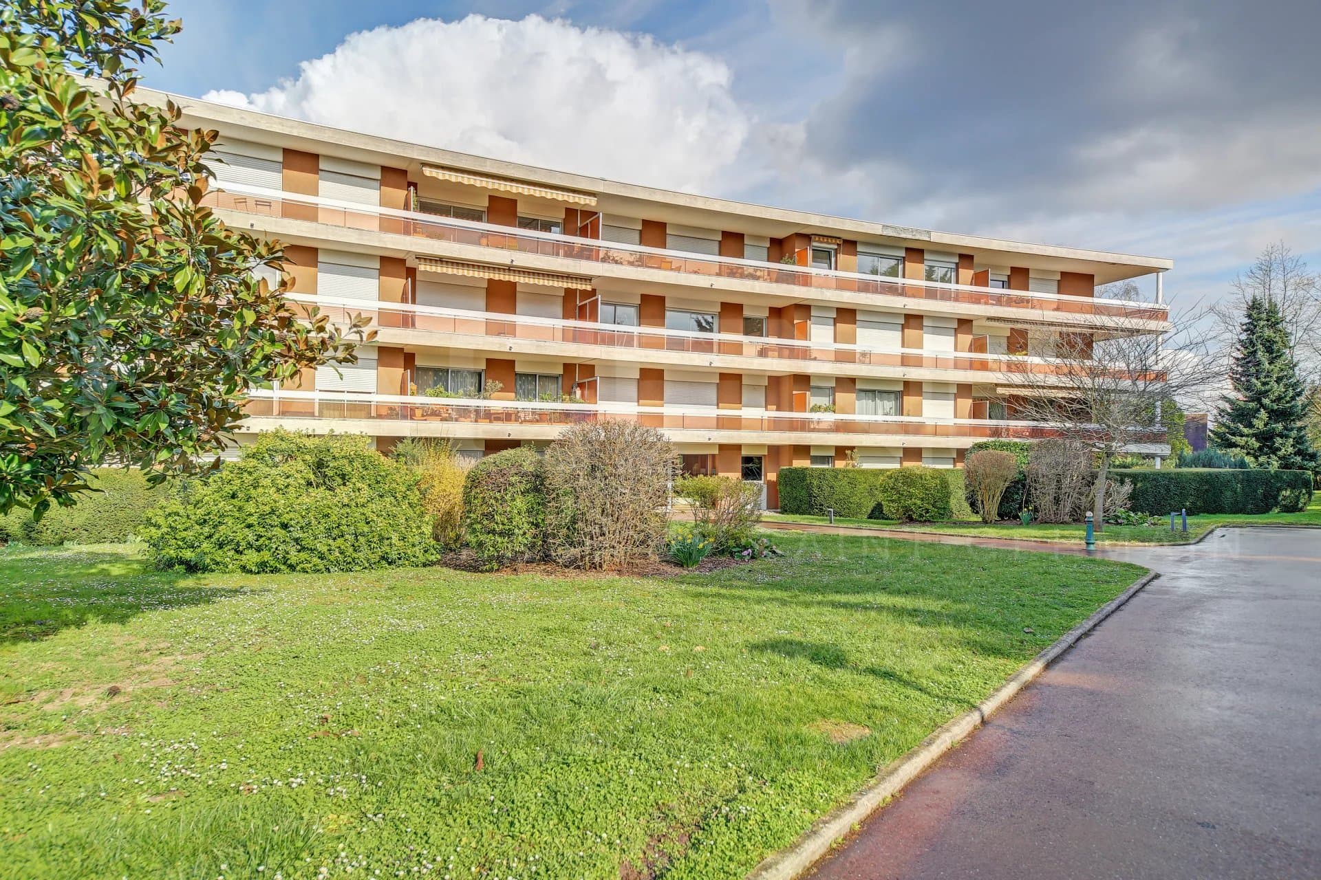 CHAMBOURCY APPARTEMENT F3 AVEC VUE DEGAGEE - Image 1