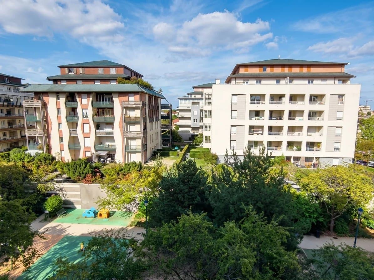 APPARTEMENT 3 PIECES AVEC ASCENSEUR, TERRASSE ET PARKING - Image 10