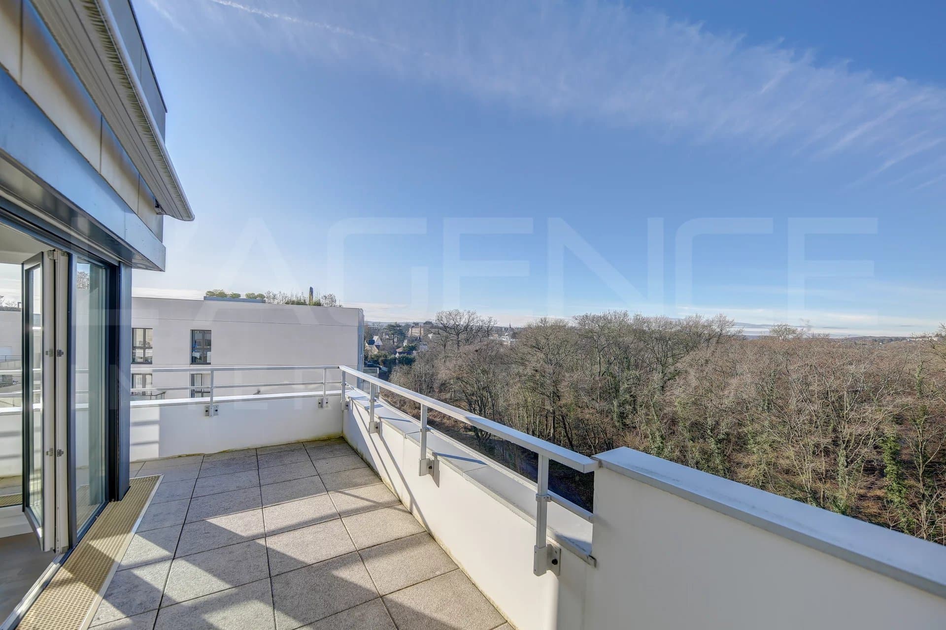 RECENT APARTMENT WITH NICE VIEWS - Image 3