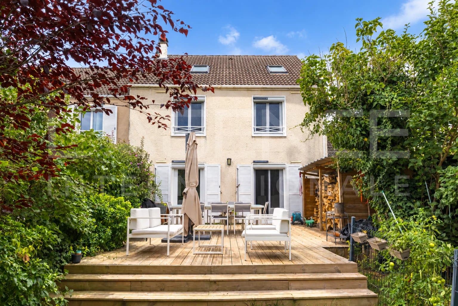 MAISON FAMILIALE DANS UN ENVIRONNEMENT CALME ET VERDOYANT - Image 1