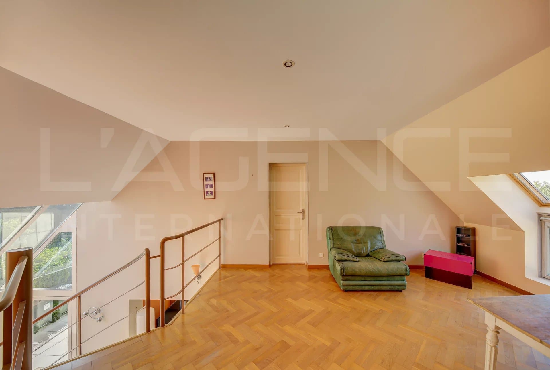 MAISON FAMILIALE AVEC VUE PANORAMIQUE ET PISCINE - Image 12