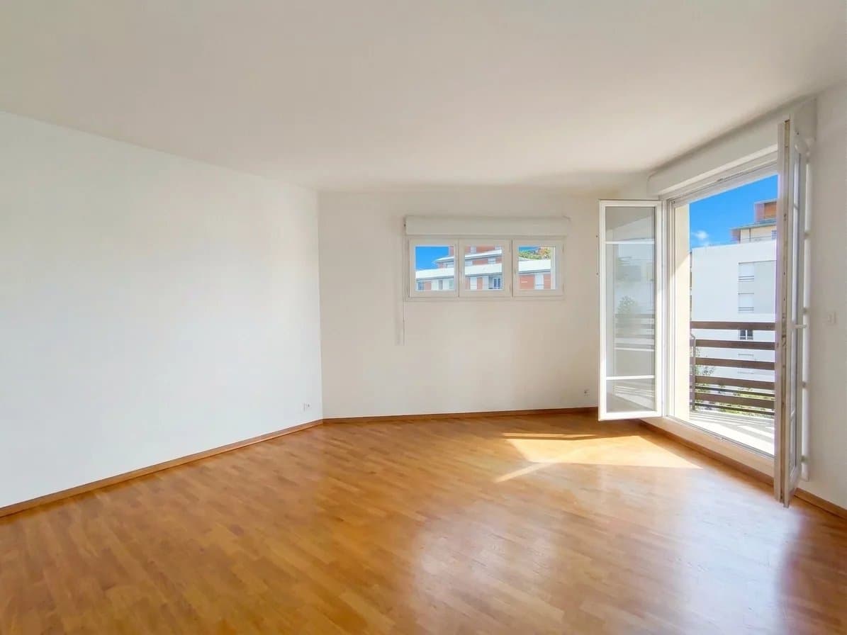 APPARTEMENT 3 PIECES AVEC ASCENSEUR, TERRASSE ET PARKING - Image 2