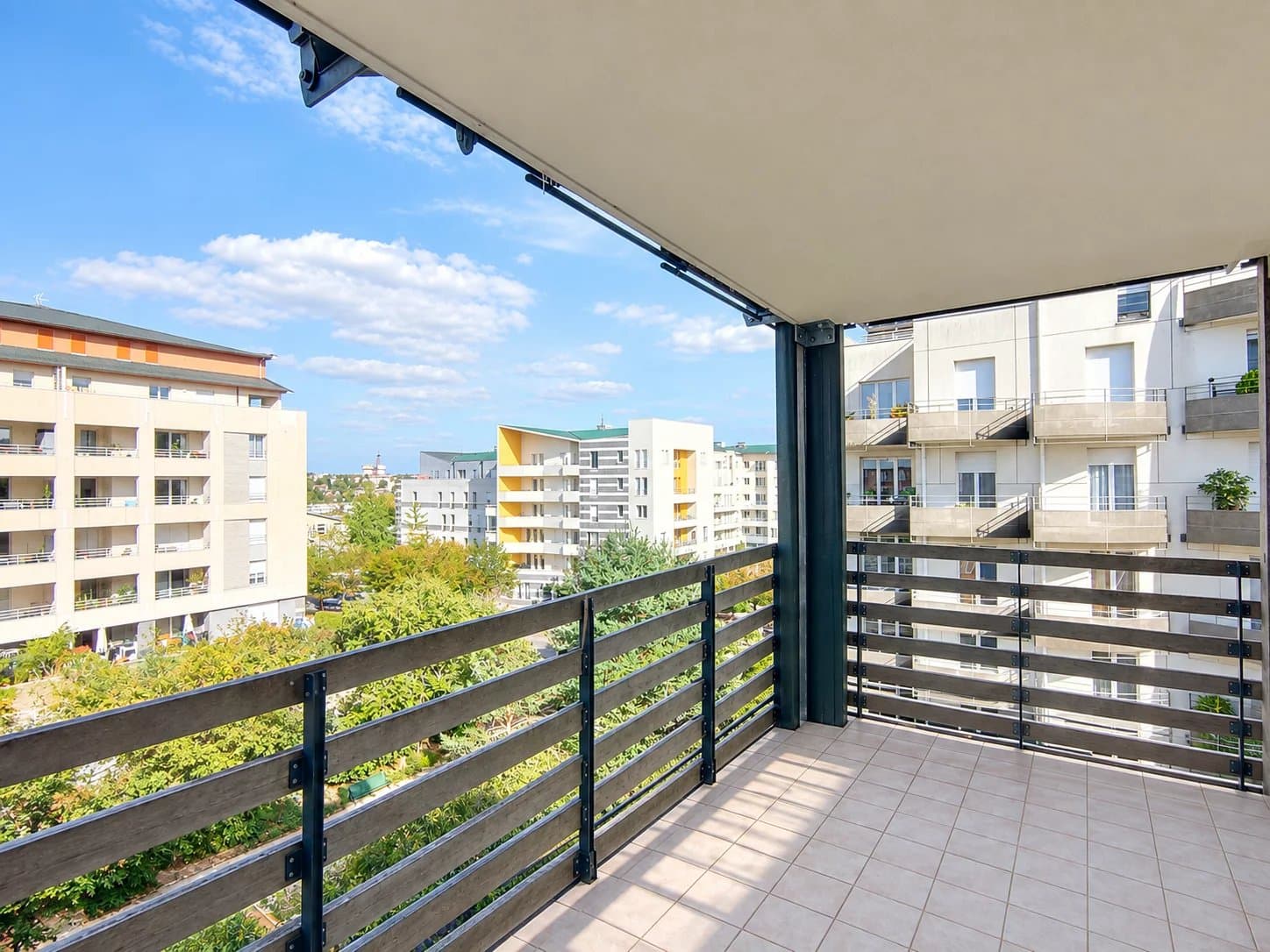 APPARTEMENT 3 PIECES AVEC ASCENSEUR, TERRASSE ET PARKING - Image 1