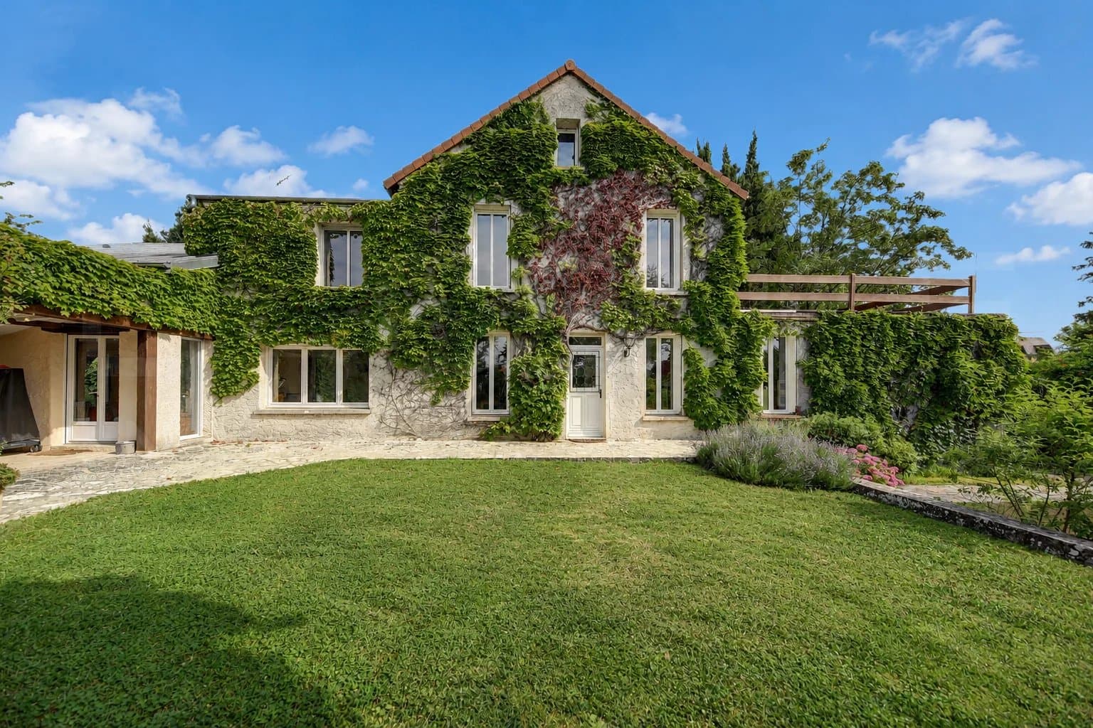 BEAUTIFUL PROPERTY WITH NICE LANDSCAPED GARDEN - Image 2