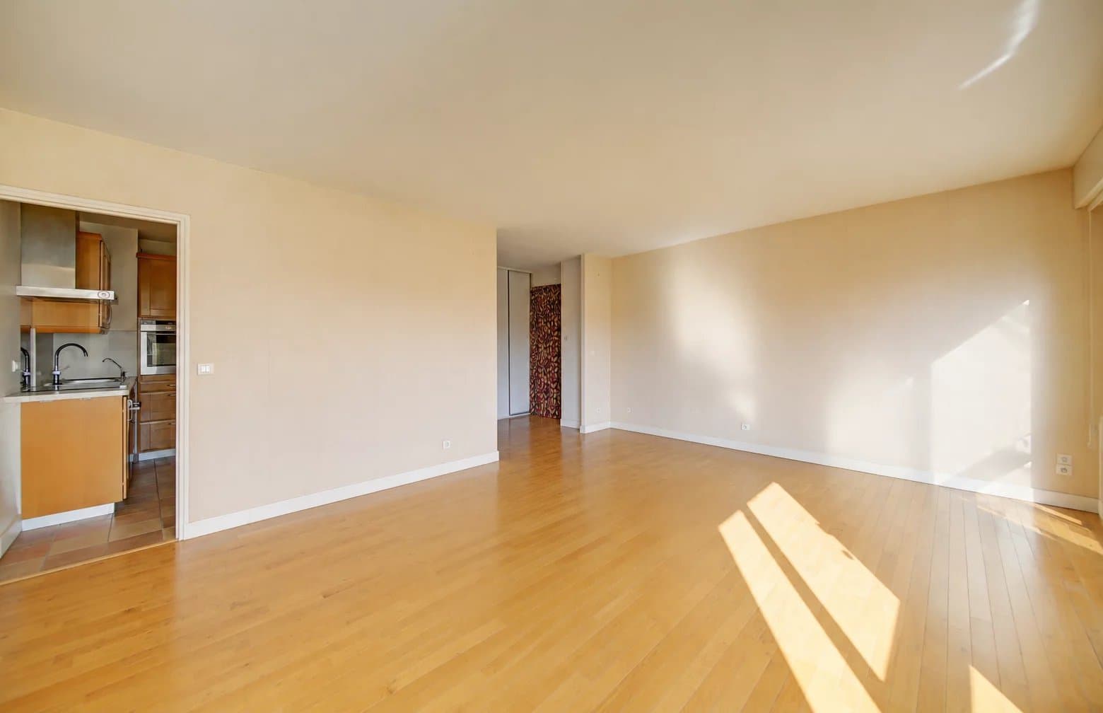 3-PIECE APARTMENT ON THE TOP FLOOR WITH CELLAR AND PARKING - Image 4