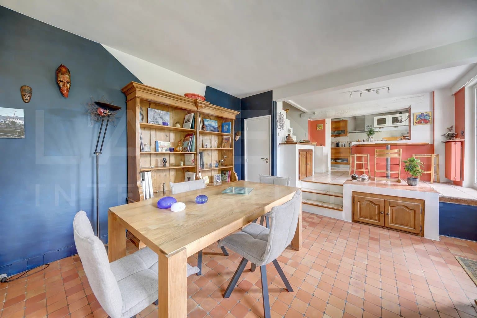 BEAUTIFUL PROPERTY WITH NICE LANDSCAPED GARDEN - Image 8