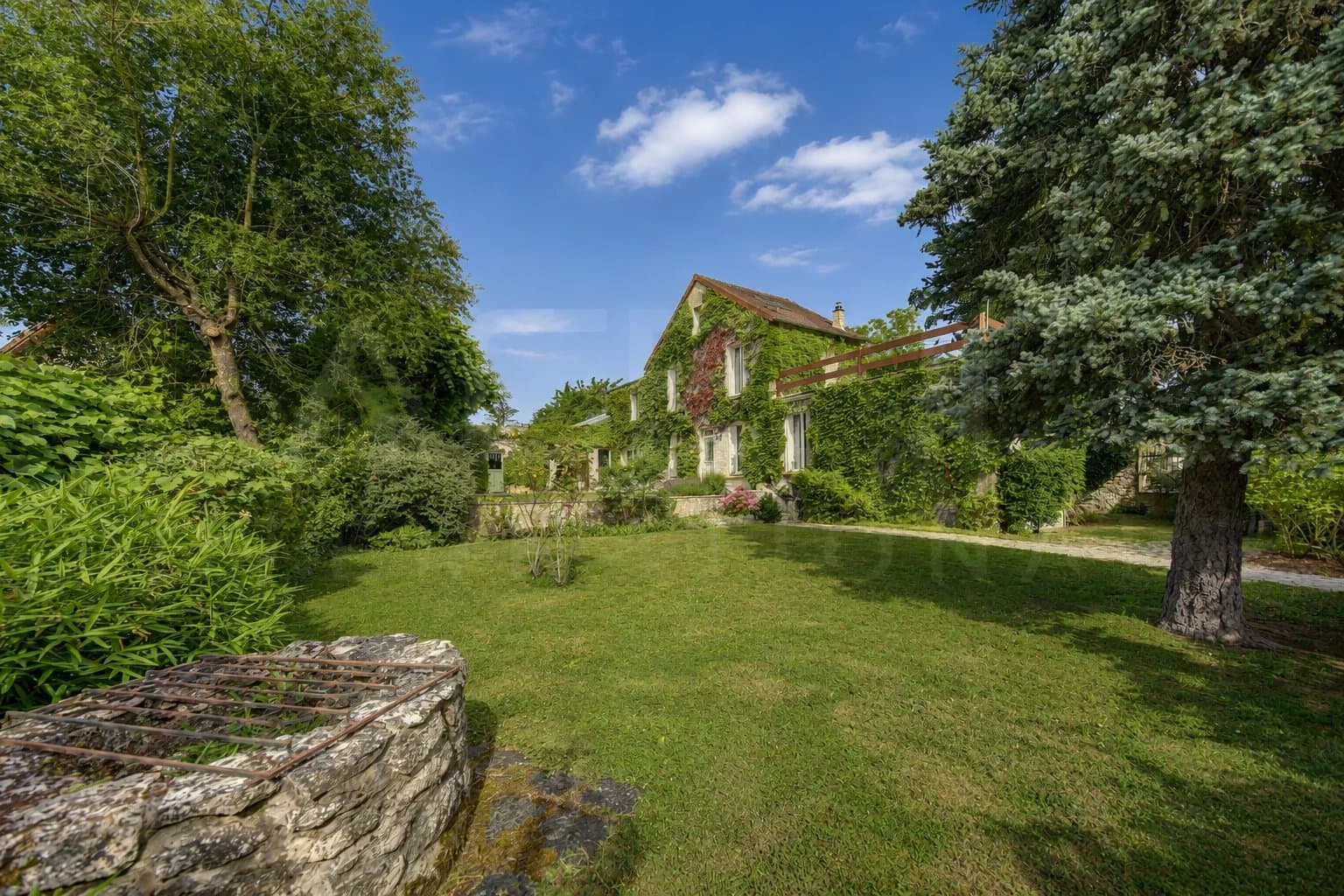 BEAUTIFUL PROPERTY WITH NICE LANDSCAPED GARDEN - Image 1