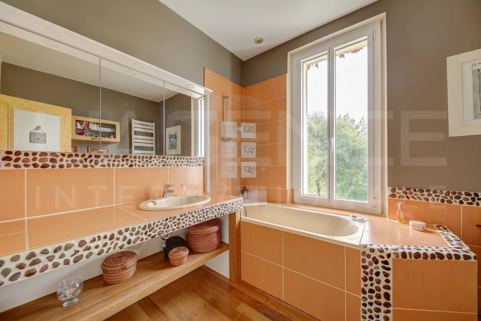 BEAUTIFUL PROPERTY WITH NICE LANDSCAPED GARDEN - Image 11
