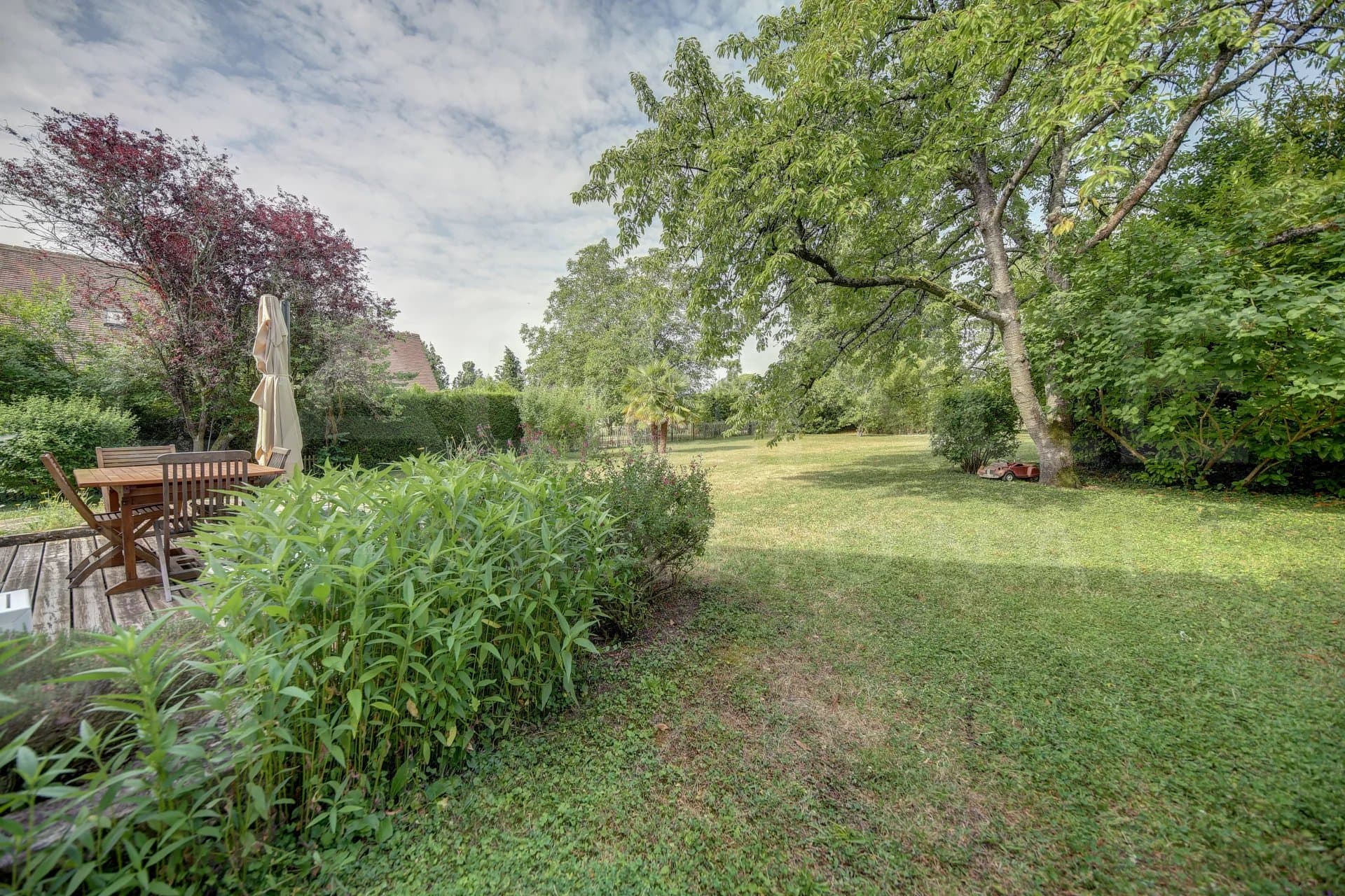 BEAUTIFUL PROPERTY WITH NICE LANDSCAPED GARDEN - Image 7