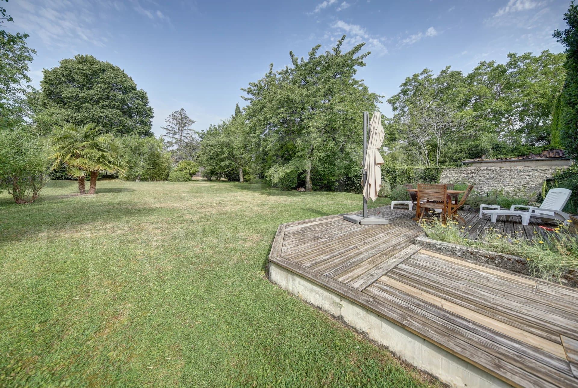 BEAUTIFUL PROPERTY WITH NICE LANDSCAPED GARDEN - Image 6