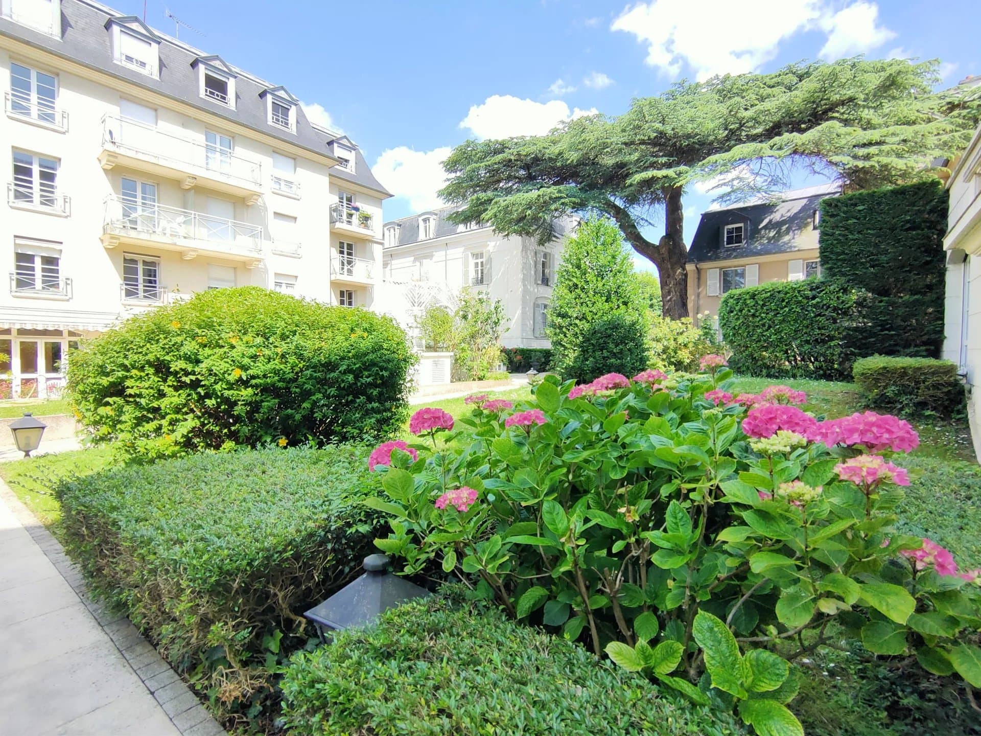 SAINT-GERMAIN-EN-LAYE - FLAT WITH ONE BEDROOM - Image 2