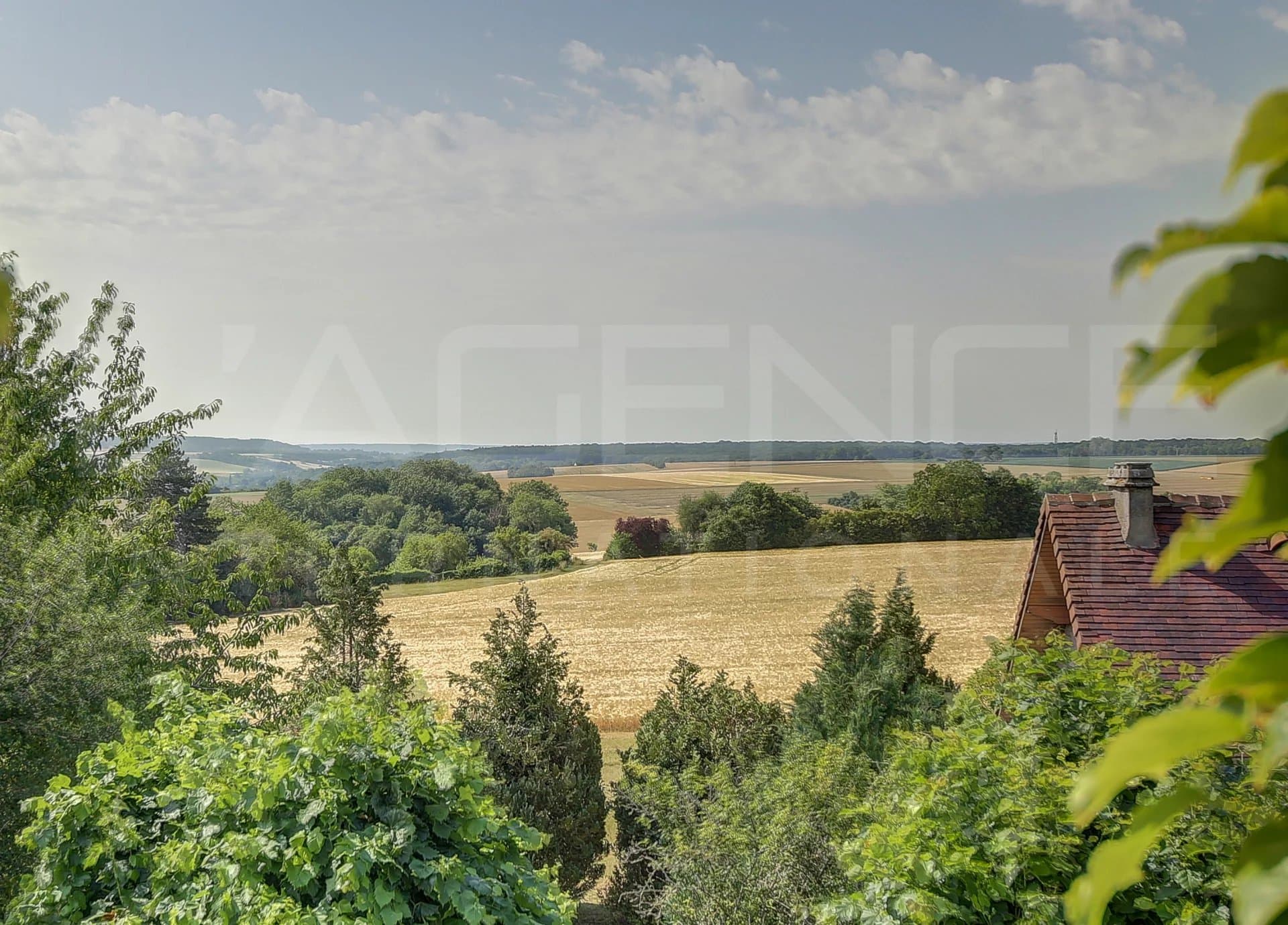 BEAUTIFUL PROPERTY WITH NICE LANDSCAPED GARDEN - Image 15