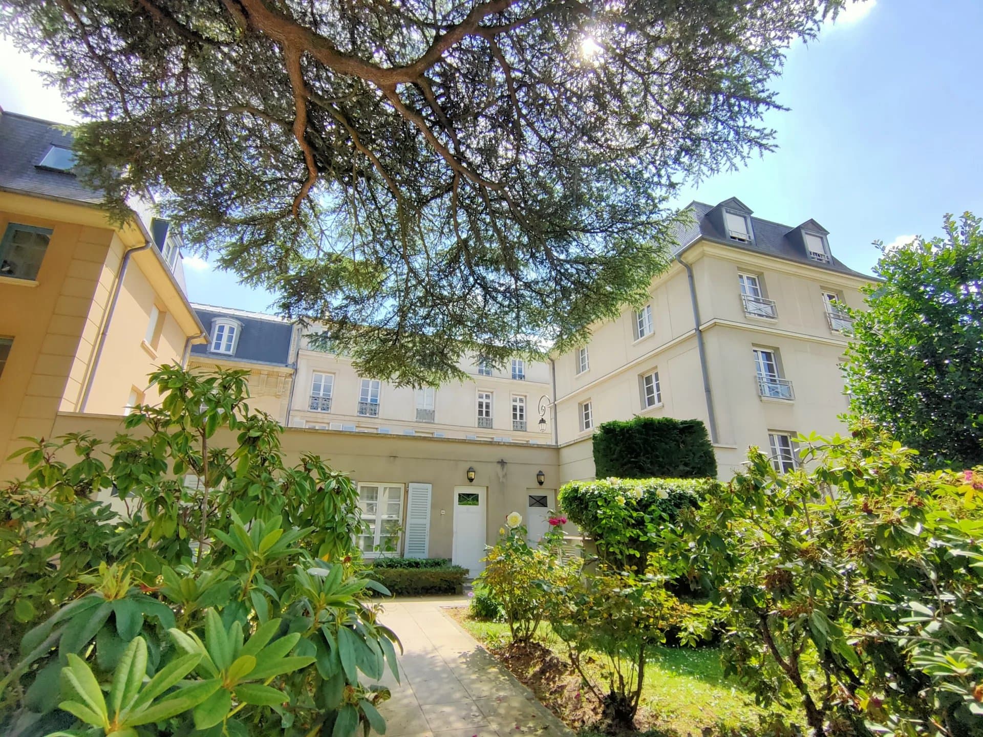 SAINT-GERMAIN-EN-LAYE - FLAT WITH ONE BEDROOM - Image 1
